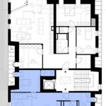 Architekturzeichnung einer Wohnung mit markierten Räumen und Treppenhaus.