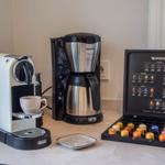 Kaffeemaschine und Kaffeevorrat auf der Arbeitsfläche