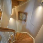Hölzerner Wendeltreppe mit weißer Balustrade und Wandbild