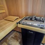 Sauna mit Holzbank und Steinkachel