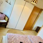 Schlafzimmer mit Bett, Kleiderschrank und Sessel
