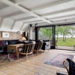 Wohnzimmer mit Sitzgelegenheiten, Flur und Blick auf Garten
