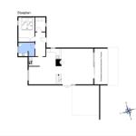 Stueplan zeigt Schlafzimmer, Küche, Bad und überdachte Terrasse.