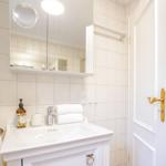 Badezimmer mit Waschbecken, Spiegel und Handtuch