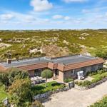Haus mit Terrasse und Garten. Blick auf Dünen und Meer.