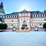 Historisches Schloss mit Hof und Turm. Fenster und Dach sind sichtbar.
