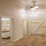 Flur mit Holzboden, Badezimmer und Stalltor