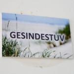 Schild mit der Aufschrift GESINDESTUV an einer Wand.