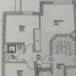 Funktionaler Grundriss mit Schlafzimmern, Bad, Wohnküche und Balkon.