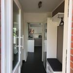 Eingangsbereich mit Garderobe und Blick in die Küche.