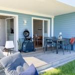 Terrasse mit Sitzgelegenheiten, Grill und Blick ins Haus.