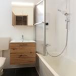 Badezimmer mit Dusche und Badewanne