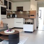 Wohnbereich mit Sofa, Küchenzeile und Essbereich