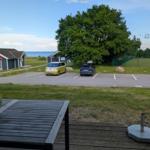 Terrasse mit Tisch, Blick auf Parkplatz und See