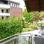 Terrasse mit Gartenblick und angrenzenden Gebäuden
