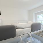Obere Schlafcouch mit grauen Seiten und Fensterblick