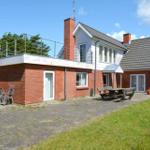 Zwei-stöckiges Haus mit Terrasse, Grillplatz und Gartenbereich.