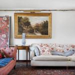 Wohnzimmer mit Sofa, Polstersofa, Wandbild und Teppich