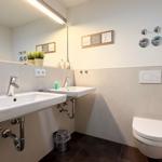Badezimmer mit zwei Waschbecken, Spiegel und WC