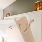 Weißer Klavierlift mit Holzlampe auf Möbelstück