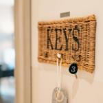Schlüsselhalter aus Rattan mit dem Schriftzug KEYS und einem Schlüssel mit der Nummer 3.