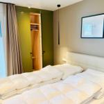 Schlafzimmer mit Bett, Kleiderschrank und Fenster