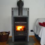Specksteinofen für Gemütlichkeit an kühlen Tagen. Holz ist im Preis enthalten.