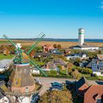 Windmühle mit Blick auf Dorf und Wasser
