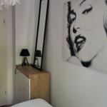 Schlafzimmer mit Bett, Spiegelschrank und Wandbild