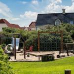 Kinderbereich mit Rutsche, Klettergerüst und Schaukel im Garten