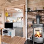 Wohnzimmer mit Kaminofen und Blick in die Küche