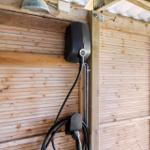 Elektrische Ladestation an Holzwand montiert