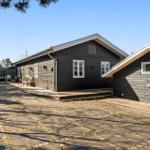 Holzhaus mit Terrasse und Außendusche im Garten