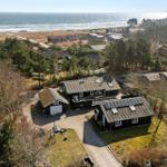 Haus mit Solaranlage, Garten und Blick aufs Meer.