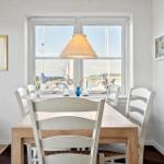 Esszimmer mit Tisch, Stühlen und Blick auf Hafen