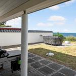 Terrace with grill and view of the sea.