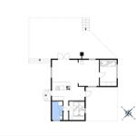 Einfache Wohnung mit Küche, Bad und zwei Schlafzimmern. Mit Kompass und Maßangaben.
