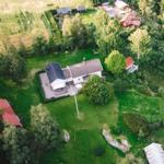 Haus mit großem Garten und Wald umgeben
