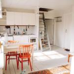 Küche mit Essbereich, Treppe zur oberen Etage und hellem Holzboden.