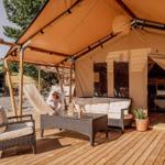 Terrasse mit Sitzgruppe, Hängematten und Blick in die Hütte.