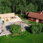 Rotes Haus mit Terrasse und Grillplatz im Wald