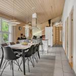 Moderne Küche mit Essbereich und großem Fenster zur Terrasse