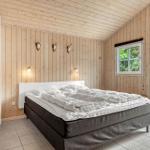 Schlafzimmer mit Holzwand, Bett, Fenster und Tür.
