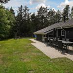 Haus mit Terrasse, Garten und Grillplatz im Wald.
