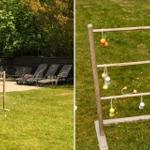 Holzspielgeräte auf Grünfläche, Liegestühle im Hintergrund.