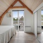 Schlafzimmer mit Dachschrägen, Balkon und Holzboden