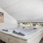 Schlafzimmer mit Bett, Fenstern und Wandbild