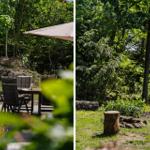 Terrasse mit Tisch und Stühlen unter Sonnenschutz. Grünflächen und Baumstümpfe im Garten.