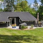 Ein Haus mit Terrasse, Garten und Grillplatz im Grünen.