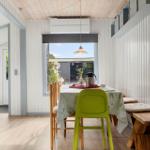 Essbereich mit Tisch, Stühlen und Fenster zum Garten
